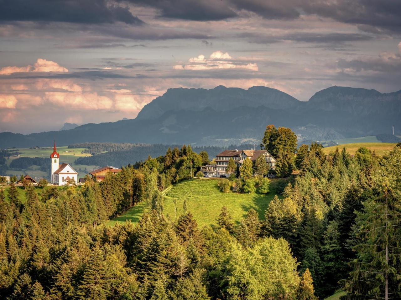 Landgasthof Hotel Menzberg Bagian luar foto